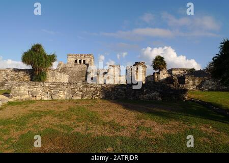 Les Ruines Mayas Dans La Zone Archéologique De Tulum, Tulum, Quintana Roo, Mexique. Ces ruines sont distinctes parce qu'elles sont juste sur la mer des Caraïbes. Banque D'Images