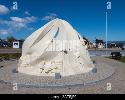 Argentine, Ushuaia. Monument des Pionniers et des premiers Colons d'Ushuaia, surmonté d'un albatros avec ses ailes couvrant la sculpture. Banque D'Images