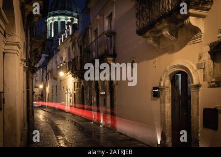 Une ruelle la nuit à Ragusa Ibla, Sicile, Italie Banque D'Images