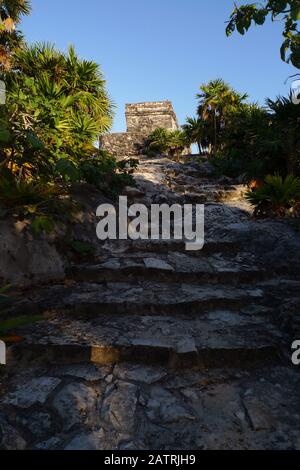 Les Ruines Mayas Dans La Zone Archéologique De Tulum, Tulum, Quintana Roo, Mexique. Ces ruines sont distinctes parce qu'elles sont juste sur la mer des Caraïbes. Banque D'Images