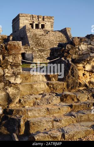 Les Ruines Mayas Dans La Zone Archéologique De Tulum, Tulum, Quintana Roo, Mexique. Ces ruines sont distinctes parce qu'elles sont juste sur la mer des Caraïbes. Banque D'Images