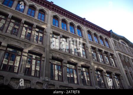 Réflexions dans les fenêtres d'un bâtiment historique Banque D'Images