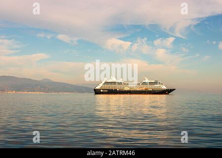 Bateau de croisière Azamara ancré dans le port de Portofino le long de la côte amalfitaine, Cinque Terre en Italie 2020 Banque D'Images
