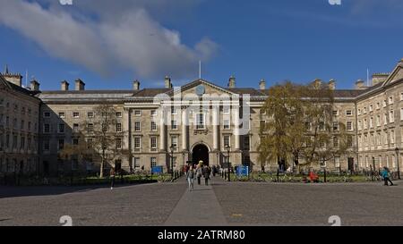 University Regent House sur la place du Parlement à Trinity College, Dublin, une journée ensoleillée de printemps Banque D'Images