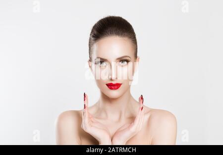 Beauté mariée lumière maquillage rétro coiffure regardant votre appareil photo légèrement souriant. Beau visage de jeune femme adulte avec des mains propres de peau fraîche arou Banque D'Images