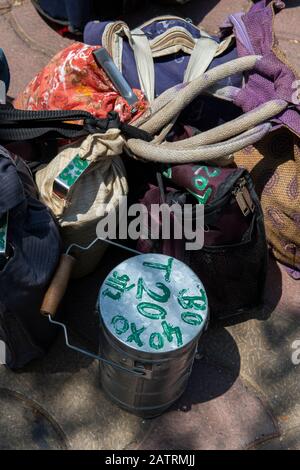 Inde, Mumbai Alias Bombay. Les Dabbawalas (alias dabbawallas ou dabbawallahs, tiffin wallahs) proposent tous les jours des déjeuners dans toute la ville. Détail des déjeuners. Banque D'Images