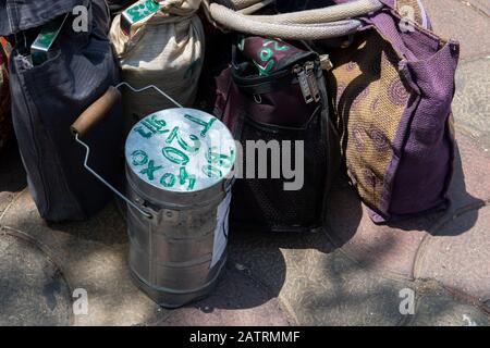 Inde, Mumbai Alias Bombay. Les Dabbawalas (alias dabbawallas ou dabbawallahs, tiffin wallahs) proposent tous les jours des déjeuners dans toute la ville. Détail des déjeuners. Banque D'Images