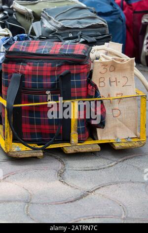 Inde, Mumbai Alias Bombay. Les Dabbawalas (alias dabbawallas ou dabbawallahs, tiffin wallahs) proposent tous les jours des déjeuners dans toute la ville. Détail des déjeuners. Banque D'Images