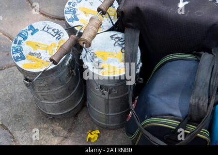 Inde, Mumbai Alias Bombay. Les Dabbawalas (alias dabbawallas ou dabbawallahs, tiffin wallahs) proposent tous les jours des déjeuners dans toute la ville. Détail des déjeuners. Banque D'Images