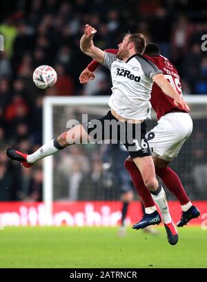 Matt Clarke (à gauche) du comté de Derby et Vadaine Oliver de Northampton Town lors du quatrième match de replay de la FA Cup au Pride Park, Derby. Banque D'Images