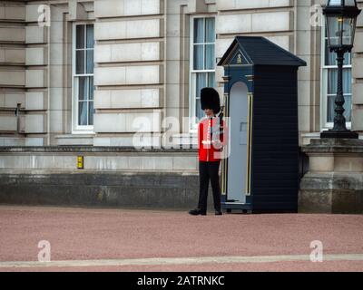 Soldat anglais patrouiller à Buckingham Palace Banque D'Images