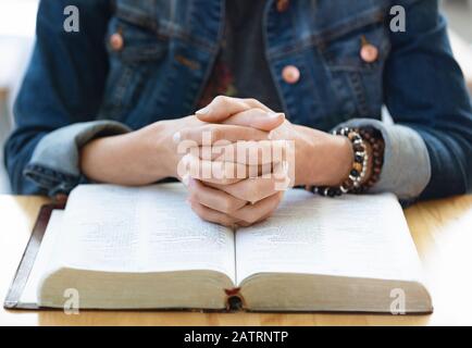 Une femme mûre priant, après avoir fait une étude biblique personnelle, dans un café : Edmonton, Alberta, Canada Banque D'Images