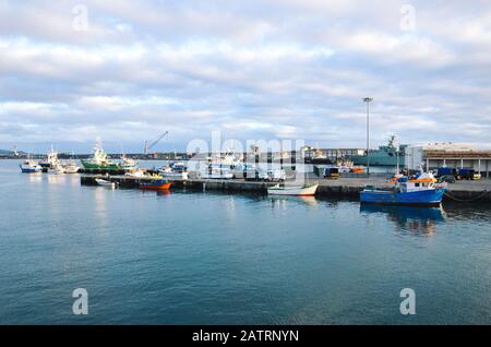 Ponta Delgada, Açores, Portugal - 12 janvier 2020: Port industriel dans la capitale des Açores portugaises. Des bateaux et des cargaisons amarrés dans le port près de l'océan Atlantique. Banque D'Images