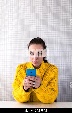 Young woman looking at smartphone publié Banque D'Images