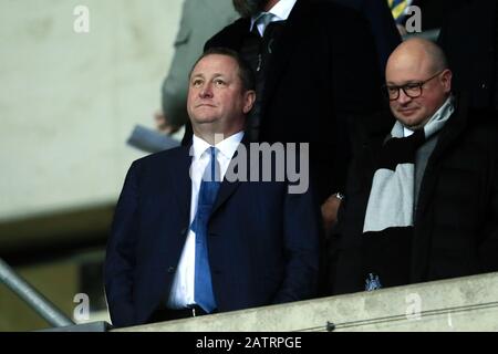 Oxford, Oxfordshire, Royaume-Uni. 4 février 2020. Le propriétaire de Newcastle, Mike Ashley, assiste à la quatrième partie de la coupe FA entre Oxford United et Newcastle United au stade de Kassam, à Oxford, le mardi 4 février 2020. (Crédit: Leila Coker | MI News) la photographie ne peut être utilisée qu'à des fins de rédaction de journaux et/ou de magazines, licence requise à des fins commerciales crédit: Mi News & Sport /Alay Live News Banque D'Images