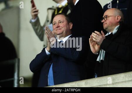 Oxford, Oxfordshire, Royaume-Uni. 4 février 2020. Le propriétaire de Newcastle, Mike Ashley, assiste à la quatrième partie de la coupe FA entre Oxford United et Newcastle United au stade de Kassam, à Oxford, le mardi 4 février 2020. (Crédit: Leila Coker | MI News) la photographie ne peut être utilisée qu'à des fins de rédaction de journaux et/ou de magazines, licence requise à des fins commerciales crédit: Mi News & Sport /Alay Live News Banque D'Images