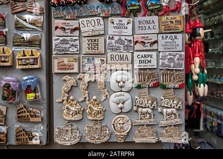 Aimants souvenir pour réfrigérateur à vendre dans une boutique touristique à Rome, Italie. Banque D'Images