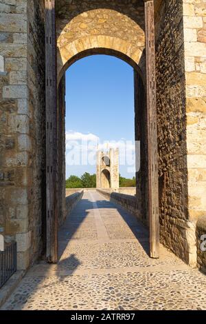 Vue à travers la porte ouverte sur le pont au-dessus de la rivière Fluvia à Besalu, Catalogne. Banque D'Images