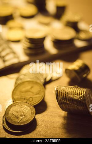 Collection d'argent en métal doré sur la table Banque D'Images