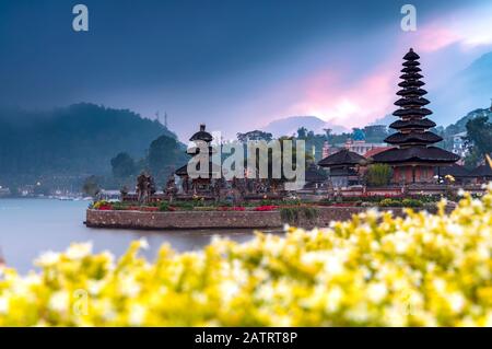 Coucher de soleil au temple d'Ulun Danu Beratan, un important temple d'eau hindou Shaivite sur le lac Bratan ; Bali, Indonésie Banque D'Images