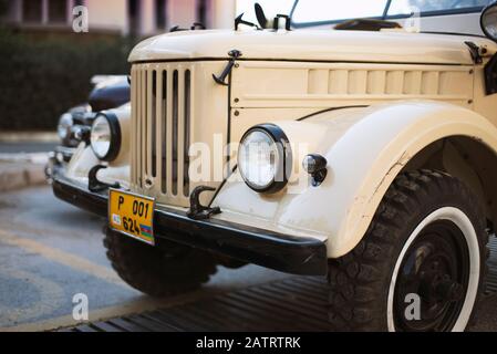 Izmir, Turquie - 23 09, 2018. Vue avant d'un camion-camionnette de marque soviétique gaz-69 ou UAZ-69. Banque D'Images