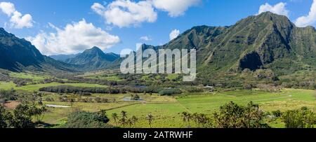Large panorama de la vallée de Kualoa ou Ka'a'awa près de Kaneohe sur Oahu utilisé dans les films jurassiques Banque D'Images