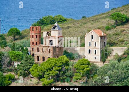 Ruines à Port Vendres sur une colline à l'océan Banque D'Images