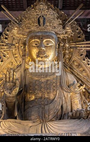 Statue assise de Nyoirin Kannon, Daibutsuden, temple Todai-ji, Nara, Japon Banque D'Images