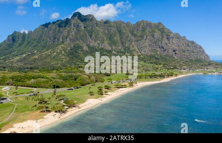 Vue aérienne sur la plage et le parc de Kualoa avec les montagnes de Ko'olau en arrière-plan Banque D'Images