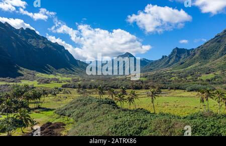 Panorama de la vallée de Kualoa ou Ka'a'awa près de Kaneohe sur Oahu utilisé dans les films jurassiques Banque D'Images