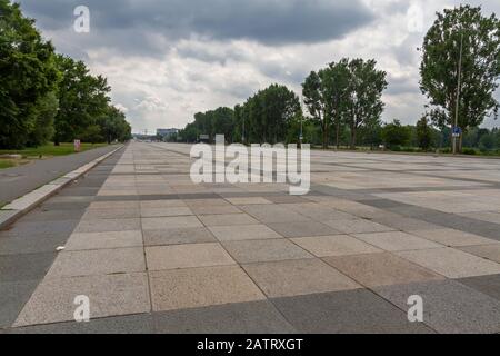 Vue sur la Große Straße, une caractéristique clé du rallye-terrain du parti nazi, Nuremberg, Allemagne. Banque D'Images