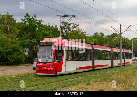 Un tramway de Nuremberg (Straßenbahnnetz Nürnberg) sur une piste de route près du lieu de rassemblement du parti nazi à Nuremberg, en Bavière, en Allemagne. Banque D'Images