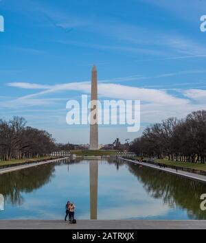 Washington DC, États-Unis — 3 février 2020. Une photo le Washington Memorial qui inclut les touristes posant pour un selfie près de la piscine réfléchissante. Banque D'Images
