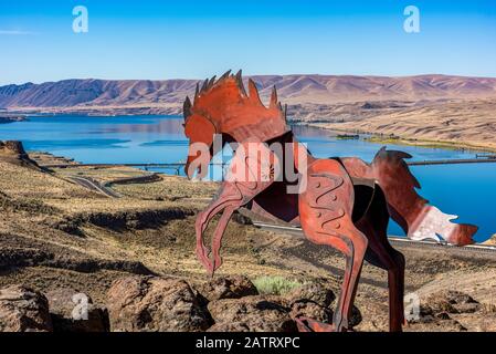 Art métallique représentant des chevaux sauvages qui traversent une crête au sommet du Wild Horse Monument près de la ville de Vantage dans l'est de l'État de Washington.Lac de Wanapum... Banque D'Images