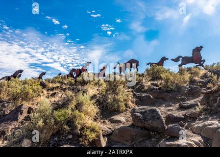 Art métallique représentant des chevaux sauvages qui traversent une crête au sommet Le Wild Horse Monument près de la ville de Vantage In Est de Washington Banque D'Images