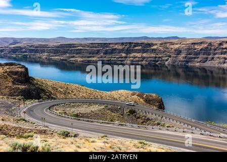 Une route de retour menant à la ville de Sunland, Washington, sur la rive du lac Wanapum, sur la rivière Columbia Banque D'Images