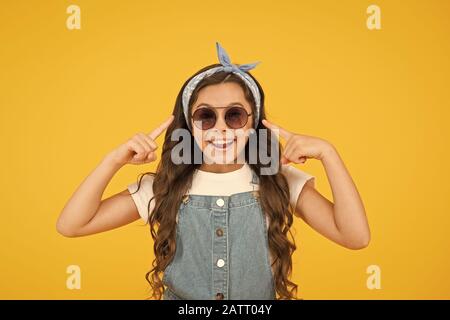 La protection UV. Fille de long cheveux bouclés attachés lunettes de foulard. Tendance de la mode. Vous pouvez avoir tout ce que vous voulez si robe pour elle. Peu de fashionista. Cute kid fashion girl. @Summer mode concept. Banque D'Images