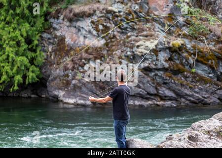 Un homme pêche à la mouche sur la rivière Adams, près de Salmon Arm; Colombie-Britannique, Canada Banque D'Images