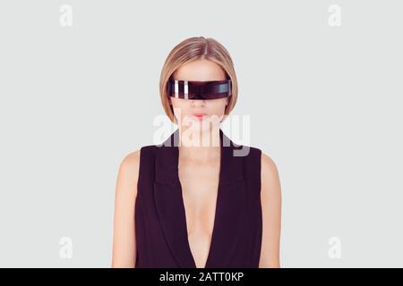 Jeune femme cyborg sérieuse cybor regardant votre caméra isolée sur fond gris clair blanc. Banque D'Images