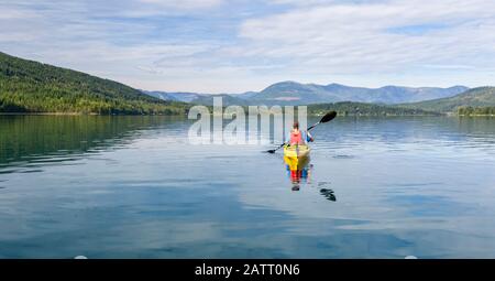 Un adolescent qui fait du kayak sur White Lake, dans le parc provincial de White Lake; Colombie-Britannique, Canada Banque D'Images