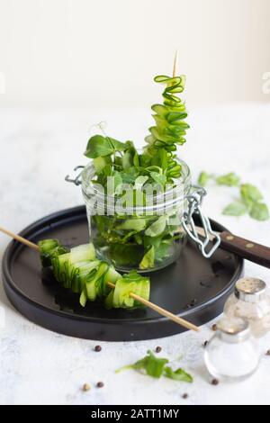 Salade saine dans un pot.UNE collation délicieuse.nourriture et boissons à faible teneur en matières grasses Banque D'Images