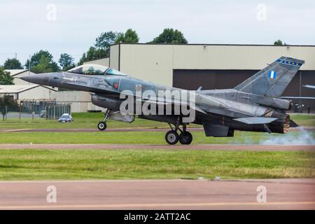 Le Faucon de combat de la Force aérienne hellénique F-16 s'effleurant sur la piste au Royal International Air Tattoo de 2016 au RAF Fairford. Banque D'Images