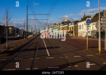 Delft, Pays-Bas, Hollande, 18 janvier 2020. Vue sur un canal et une rue, maisons traditionnelles et bicyclettes garées dans le vieux centre-ville. Banque D'Images