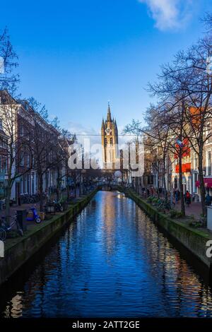 Delft, Pays-Bas, Hollande, 18 janvier 2020. Vue sur un canal et le clocher penchant de l'Oude Kerk (ancienne église), ('Old John'), gothique Banque D'Images