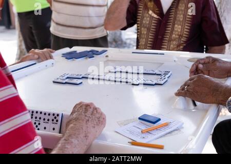 Hommes À La Table De Jeu Banque D'Images