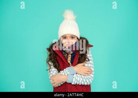 Grippe d'hiver. Sensation de froid cette saison. Habillez-vous en couches et portez un chapeau. Restez actif. Il fait froid à l'extérieur. Vêtements chauds pour les enfants. Vibes d'hiver. Portrait de fille hipster. Mode rue jeunesse. Sensation de confort. Banque D'Images