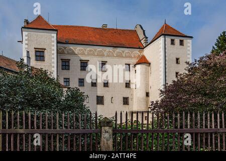 Telc / République tchèque - 27 septembre 2019: Vue sur un château, un bâtiment blanc avec des toits rouges, sur une clôture en bois par jour ensoleillé avec ciel bleu. Banque D'Images