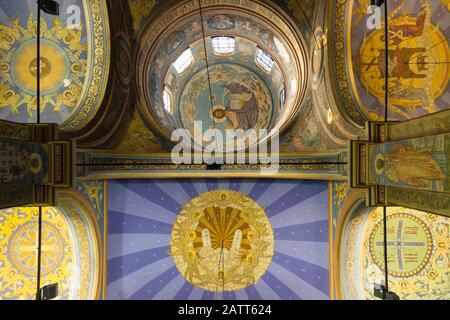 Intérieur de la cathédrale dédiée Dormition de la mère de Dieu - église orthodoxe de Varna. Ville À La Mer Noire. Bulgarie. Banque D'Images