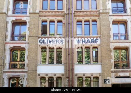 Londres, Royaume-Uni - 01 août 2018 : immeuble d'appartements à quai Olivers Wharf docklands, un entrepôt transformé en Wapping sur la Tamise à Londres Banque D'Images
