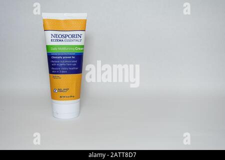 Orlando, FL/USA-2/3/20:UN tube de Neosporin Eczema Essentials Daily Hydratant Cream fabriqué par Johnson and Johnson Company. Banque D'Images
